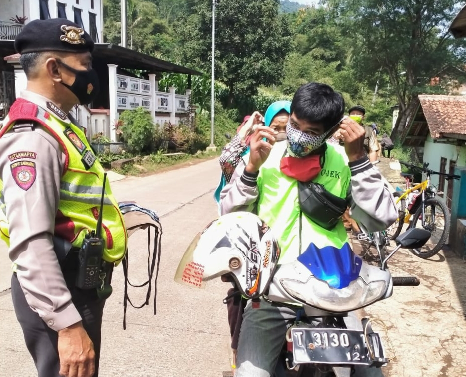 Edukasi Prokes, Ipda Agus Bagikan Masker ke Warga di Wilayah Desa Patrol Sari
